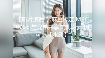 白嫩美少妇浴室洗澡洗干净身上的泡沫被老公进来后入射到后背上