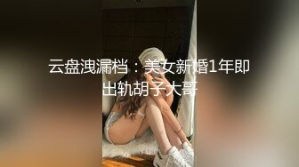 白羽绒服披肩发美女穴毛经过仔细修剪小穴更显光滑粉嫩