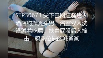 【新片速遞】  私房十月最新流出售价102元的❤️CD极品无内JK制服美女来大姨妈还穿开档黑丝 