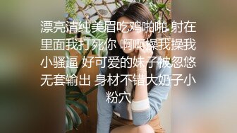 高颜值鸭舌帽妹子道具香蕉振动棒自慰，开裆黑丝手指扣入出水振动棒抽插呻吟!