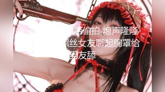 豪乳美女拿脚揉搓美乳，爽得御姐嗷嗷惨叫，性瘾大，完了还要自慰插骚穴！