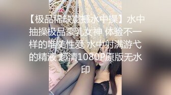 高校女厕内固定安装的偷拍摄像头，记录下的清纯女生如厕