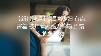 高颜值美妞大树下玩尿尿