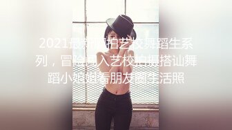 小哥路边野鸡店双飞两个轻熟女，享受骚逼的口活服务手抠骚穴，床边多体位爆草抽插，旁边还有大姐给推屁股