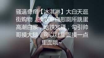 良家小少妇漏着骚奶子边吃饭边跟狼友发骚，揉奶摸逼自慰呻吟