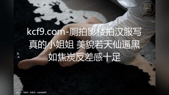 女友 KTV自慰不够刺激 突发奇想 往小穴喂果冻 男友来帮忙 jj梆硬 想捅进去