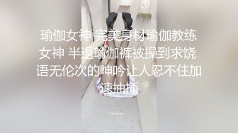 年轻情侣,女主肤白丰乳翘臀,大吊奶目测D杯,男主没脱衣服就急不可耐的展开各种攻势