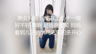 粉嫩红唇短发没咋撩起衣服揉搓奶子自慰，掰开粉穴自摸手指插入扣弄足交口交