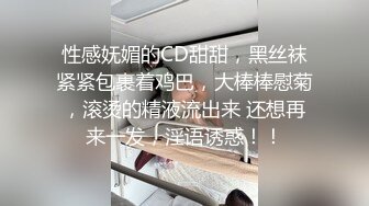   姐妹花跟小哥激情双飞，全程露脸激情啪啪，轮流享受小哥的打桩机式抽插