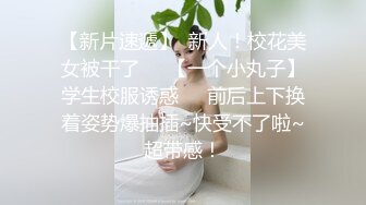 玩弄风骚小女友，对着镜子站在地上玩弄吃奶抠逼