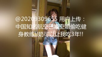 高颜值牛仔女神 上厕所也不忘自拍嘘嘘的日常，女神就是女神呀，尿起来也美成一道风景！