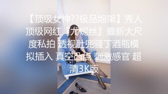  颜值不错的萌新少妇有点小胖好骚，玩的好嗨奥，让大哥对着镜头抠逼到高潮喷水