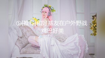 娇女战双男被干得神魂颠倒，两位猛男轮番草骚女各种姿势各种干，抱起来一起草全程露脸，呻吟不止还有一女观战