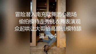 健身房厕所尿尿听到隔壁厕间有奇怪的声音意外偷拍到教练和女学员在里面嘿哟简直就是活春宫