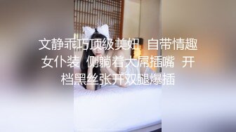 大奶美眉吃鸡啪啪 嘴巴插假鸡吧 粉穴灌牛奶 被小哥哥后入无套输出 边操边不停流出