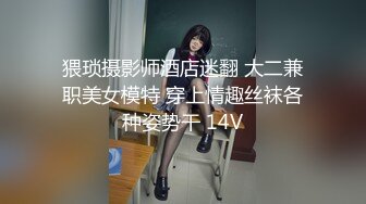 《魔手✿外购❤️极品CP》正面全景商场女厕逼脸同框偸拍超多年轻小姐姐小少妇方便，发现稀有极品正宗一线天馒头笔，真的好看