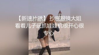  两女一男小少妇户外野战路边口交后入，搞一会来人回车上，手指扣逼掰穴特写