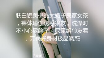  小女仆被主人压在沙发上后入，特意给黑丝脚底板来个特写！