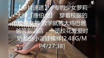 《极品CP魔手外购》美女如云餐饮店大神躲藏女厕逼脸同框偸拍数位小姐姐方便，被一个美女发现翻车了还好没有推门吓尿了 (13)