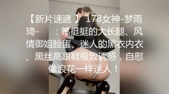 黑衣牛仔裤妹子啪啪，蹲着口交后入按着腿大力抽插猛操