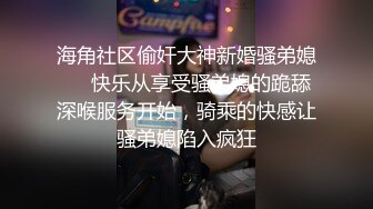  诱人的小嫂子露脸跟大哥镜头前啪啪，光彩诱人让小哥吃奶玩逼，乖巧的舔弄鸡巴