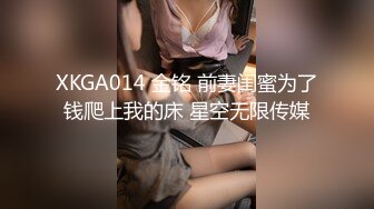 【新片速遞】美女3P 嘴叼一根 逼里插一根 性福满满 皮肤咋那么白 无毛逼咋那么粉