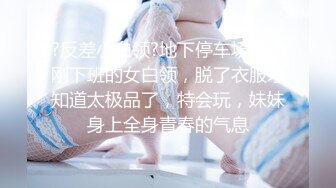 金发熟女沙发上伺候两个大鸡鸡