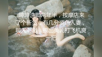 合租房门缝偷窥对门的小伙猛抠白白女友的小嫩B这么死命抠也不怕玩坏掉了