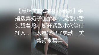  公司新来的颜值小妹深夜加班，全程露脸开档黑丝让小哥吃着奶子抠逼淫水直流，交大鸡巴桌上爆草白虎骚穴