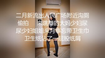 大屁股骚奶子黑丝诱惑颜值也还不错的无敌骚浪贱，让小 哥床上放肆抽插，奶子乱晃叫的骚，后入双插菊花逼逼