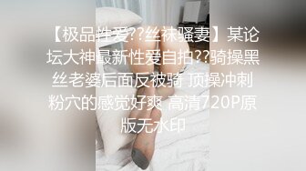 身高1.52m的少妇，不穿内内出门浪，小区露出，‘卧槽，你看后面的挖掘机师傅，一直盯着你看’，骚货只管自己爽，停下摸奶摸逼！