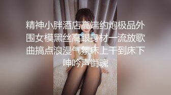 足疗店勾搭女技师玩双飞，按着按着摸到内裤里玩鸡巴，大鸡巴草她嘴小骚货给舔乳头，撅着屁