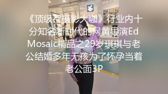 美女内急公共场所撒尿发现被偷拍仓皇提裤逃跑