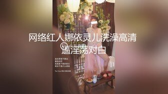   渣女姐妹花年轻粉嫩一起大秀直播，带个墨镜气质风骚，双头道具互相抽插玩弄浪叫呻吟刺激狼友