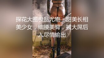 妈妈在帮女儿解决生理问题