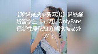 时尚牛仔短裤丰满人妖电脑前自摸兴奋被帅哥后面疯狂添菊野湿润肛门鸡巴猛操