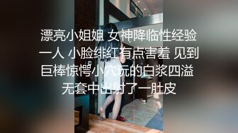   白丝情趣娇小可爱的嫩女友全程露脸在床上被小哥无套抽插，多体位蹂躏好不刺激