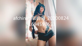  漂亮美女3P 一白一黑两根大肉棒 还是选择黑祖宗的插逼 另一根插嘴 表情很舒坦