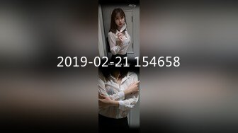 【超顶❤️露弊性瘾】快递站小妹✨ 爆乳嫩妹人来人往中露出偷玩 跳蛋震湿裤裆 被搭话时相当刺激 大饱眼福不知高潮了多少会 全湿 (4)