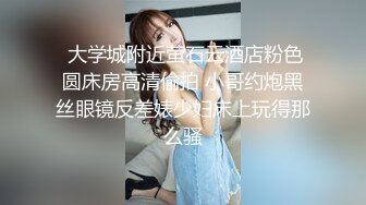 水果摊买香蕉的蓝裙美女，内裤裆部竟然是透明的，毛毛清晰可见