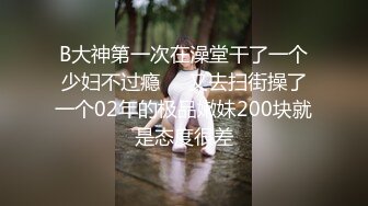 厕拍大神潜入友善大学女厕偷拍 漂亮的学生妹尿尿貌似被发现对着镜头看