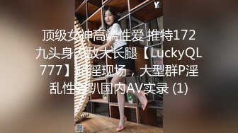 ❤️嘴里含着别人鸡巴说爱你❤️极品反差骚母狗，边含鸡巴边接老公电话，骗老公回来一起吃，老公马上下班回来，大胆偷情