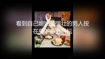 风骚少妇露脸被大哥无情蹂躏，大着大鸡巴疯狂往嘴里塞深喉口交，给骚逼屁股底下垫个枕头蹂躏草菊花干到崩溃